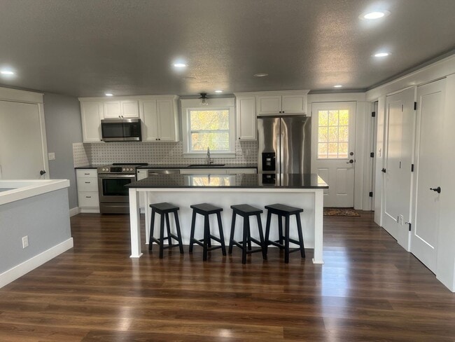 Building Photo - 695 Passover Rd