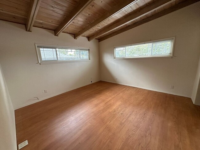 Building Photo - 2 bedroom 1.5 bath house