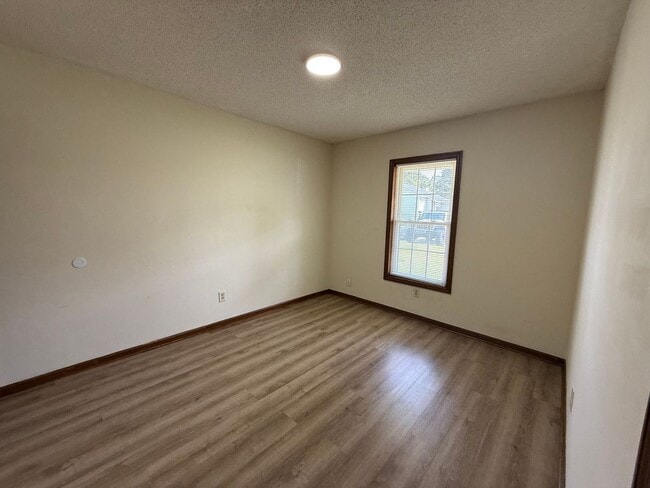 Building Photo - Nice 2 bedroom, 2 bath duplex