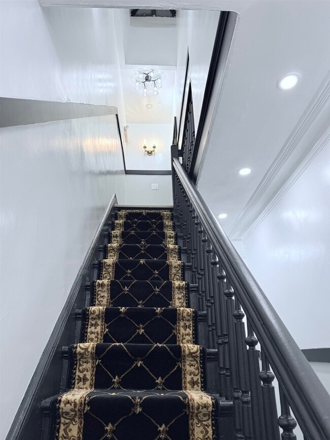 Building Photo - 310 SUMMIT Ave