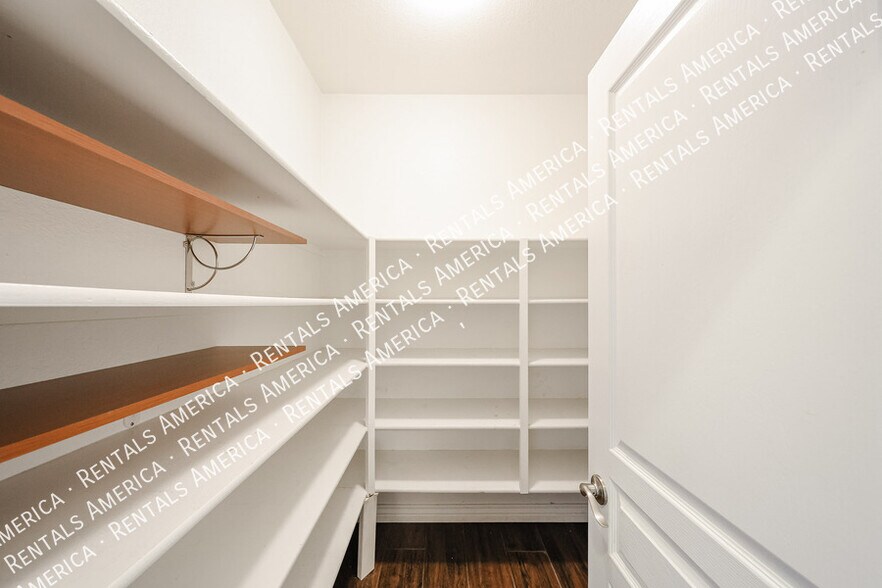 Building Photo - 3920 E Remington Dr