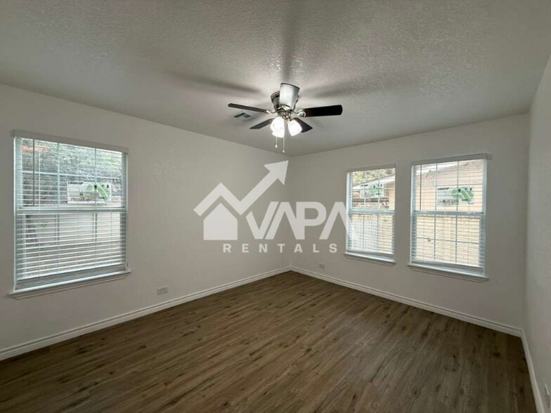 Building Photo - 231 Middlebury Dr