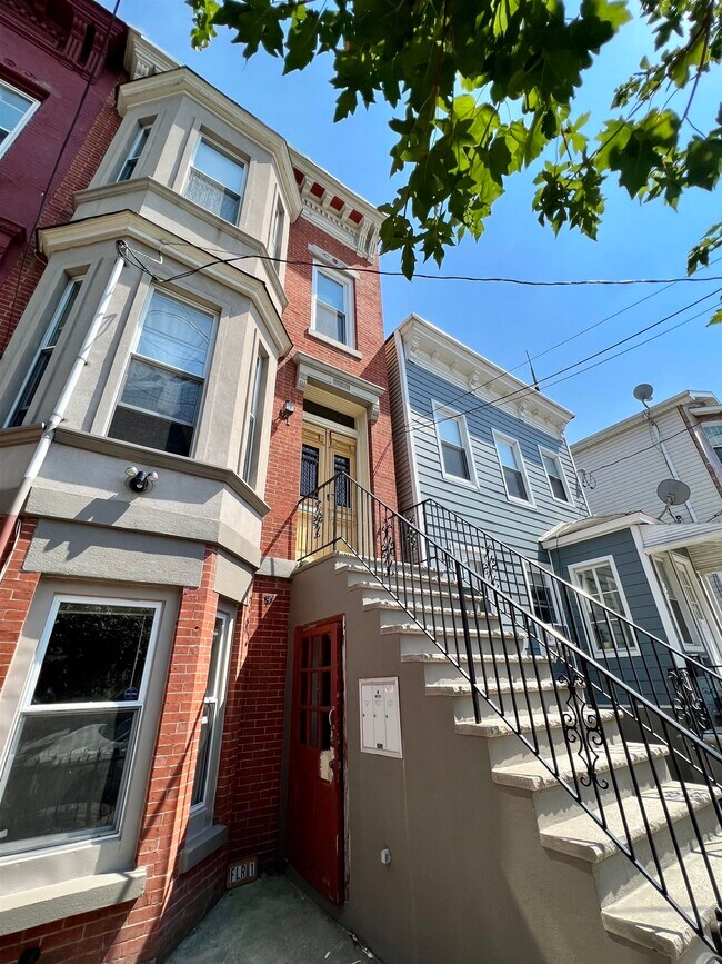 Building Photo - 148 Webster Ave