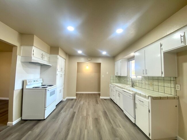Building Photo - $1,895 Peach & Mckinley, 3 Bedroom - E. Ho...