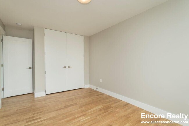 Building Photo - 334 Harvard St