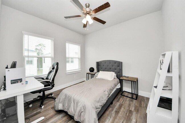 Building Photo - 1743 Cove Cres Ct