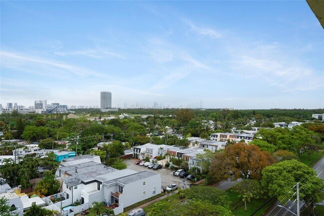 Building Photo - 2000 NE 135th St