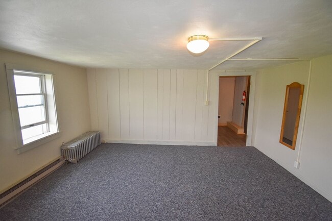 Building Photo - Large Home on Jacksonville Rd with Laundry!