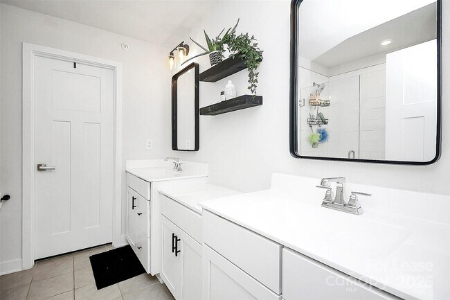 Building Photo - 256 Parkwood Ave