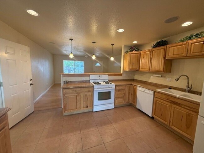 Building Photo - 2 Bedroom Home Contact Property Pros