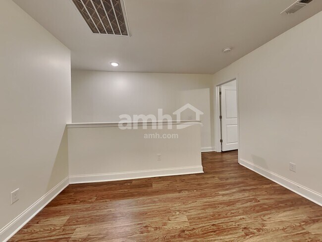 Building Photo - 215 Swan Dr