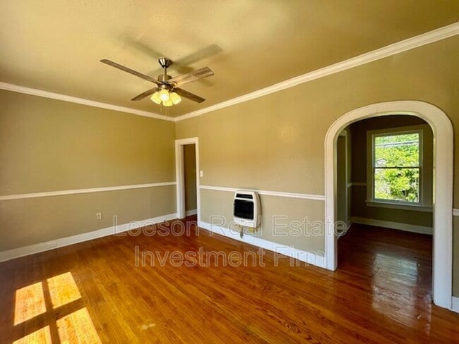 Building Photo - 320 College St