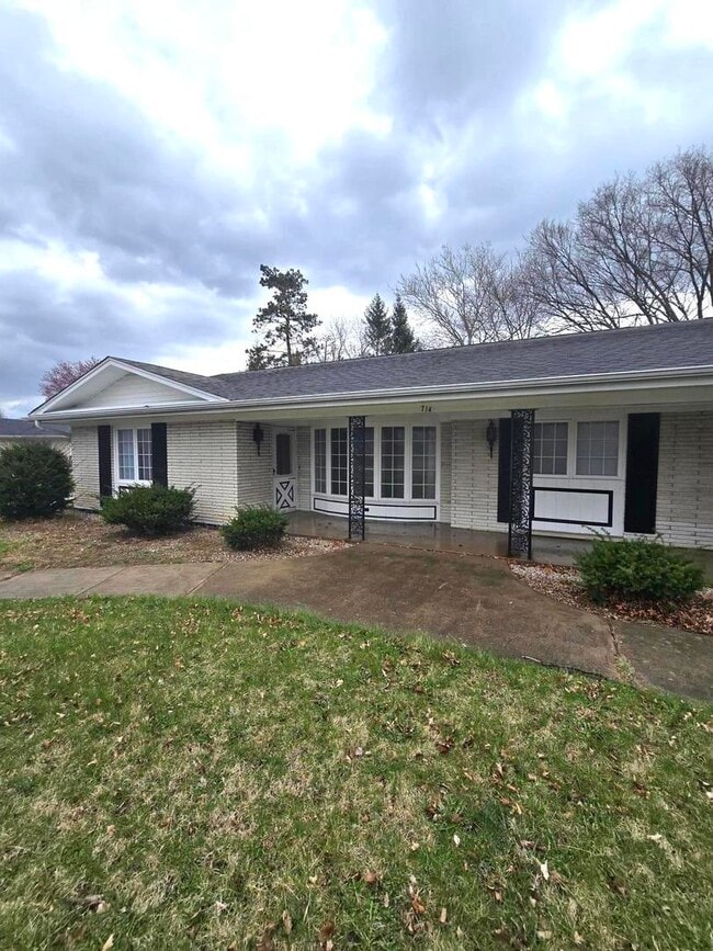 Building Photo - 714 N Bridge St