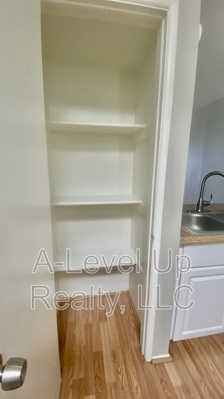 Building Photo - 419 E Thoroughbred St