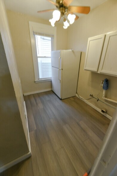 pantry/laundry room - 3407 W Pierce St