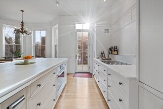 Building Photo - 15 Regent Cir