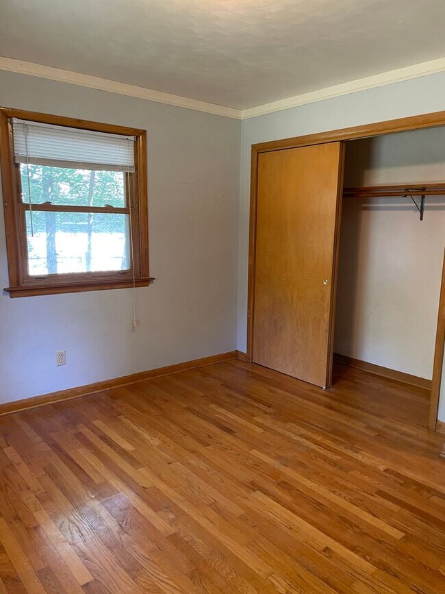 Building Photo - 5675 Juanita Dr SE