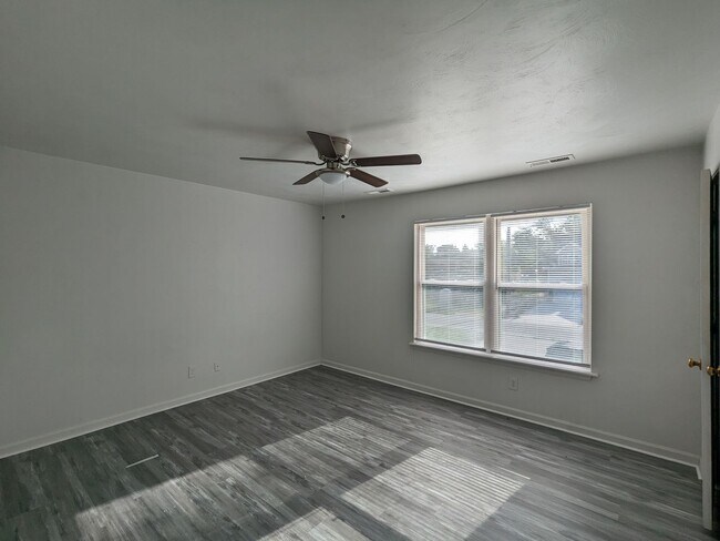 Building Photo - 1214-1214 Transylvania Ave