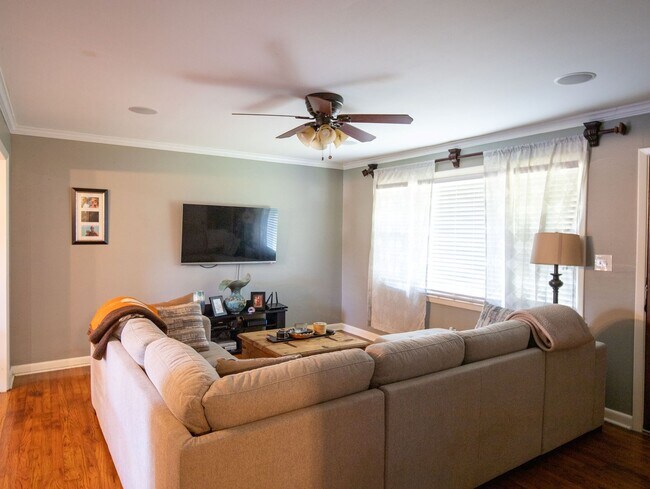 Building Photo - Three Bedroom Brick Ranch in National Hills!