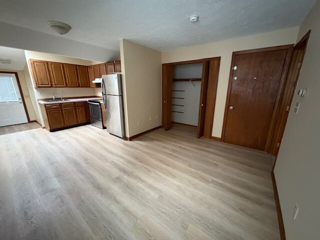 Building Photo - 891 Mammoth Rd