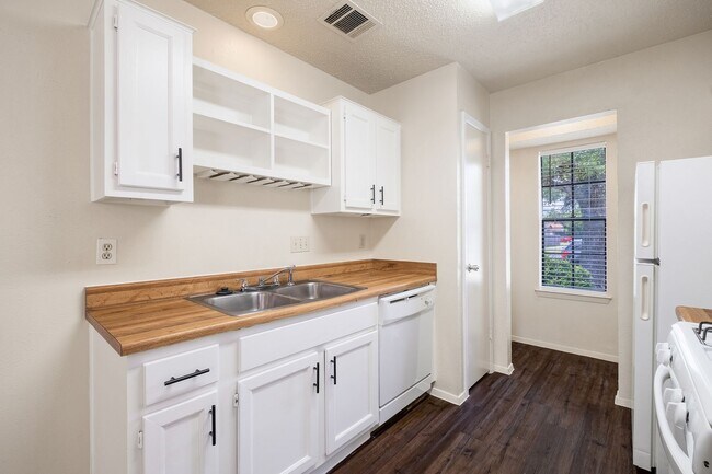 Building Photo - 2 Bedroom, 1 Bath Duplex with 1 Car Garage...