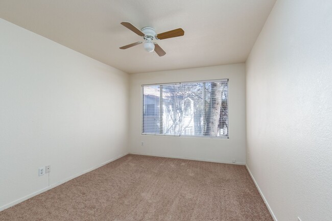 Building Photo - Spacious 3-bedroom 2 bath Condo in gated c...