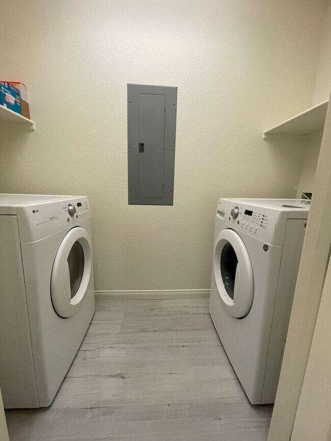 Building Photo - Available NOW!-2 Bedroom Unit in Manhattan Guard Gated Community!