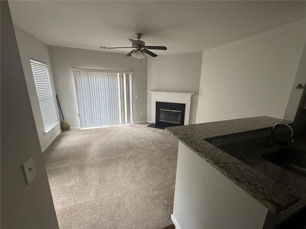 Building Photo - 950 Redwood Dr