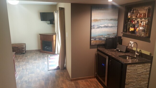 Building Photo - Robinson - LARGE 3 Bedroom End Unit House - Minutes from 376 W Robinson