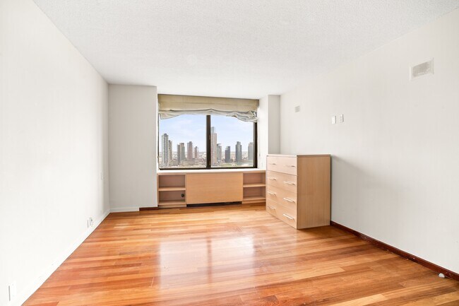 Building Photo - 415 E 37th St