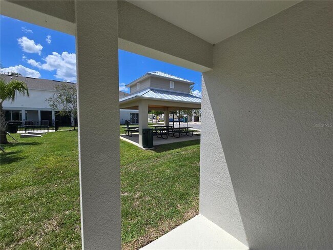 Building Photo - 737 W Oak Dr