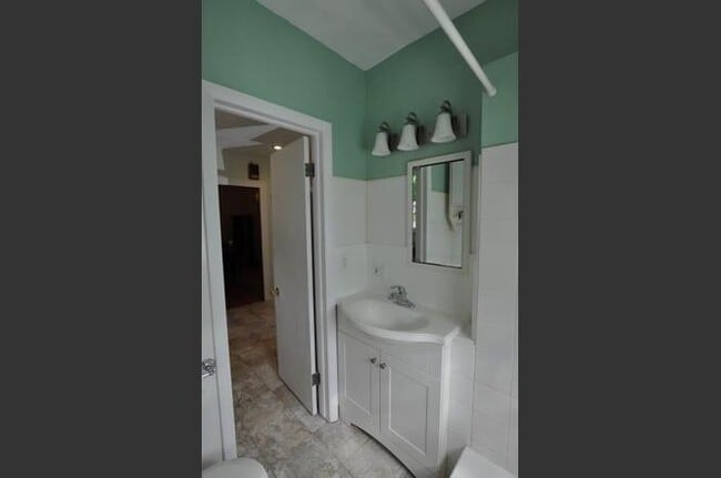 Building Photo - 921 Sylvan Ave