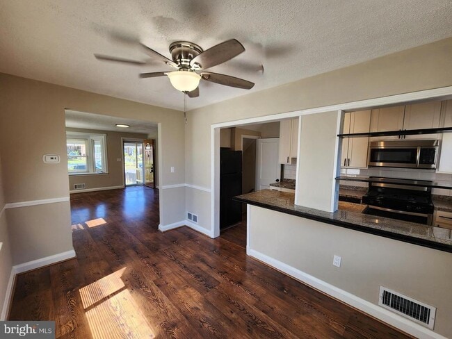 Building Photo - 1925 Ewald Ave