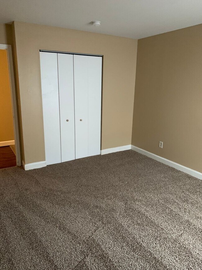 Building Photo - 3 bed/1 bath Old Louisville