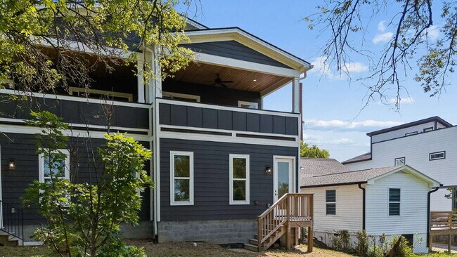 Building Photo - "Chic Nashville Townhouse: 3 Beds, 3 Baths, with Granite Elegance & Cozy Fireplace!"