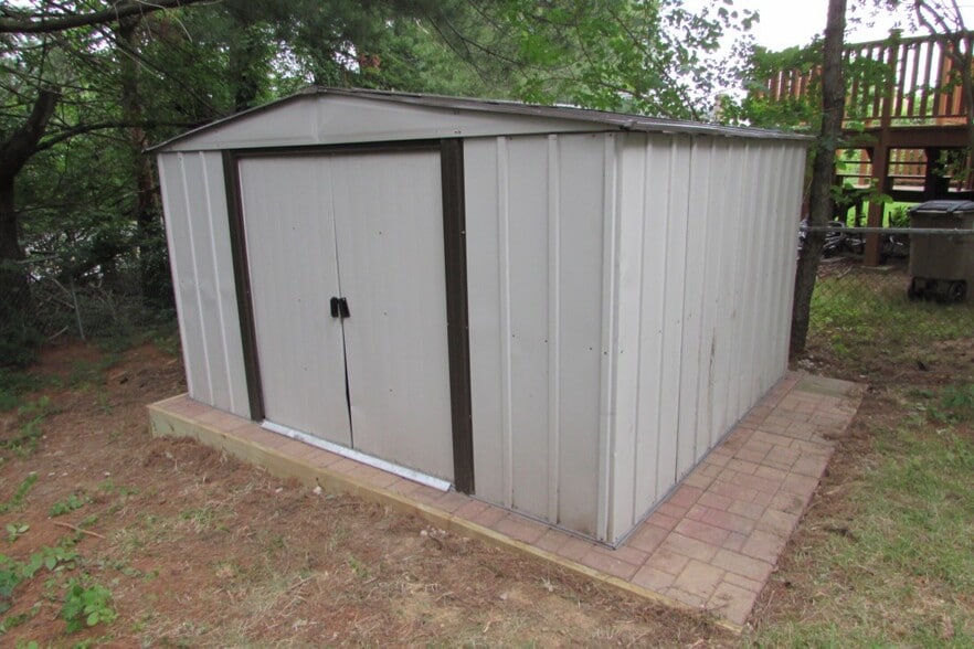 Shed for storage - 5 Templar Ct