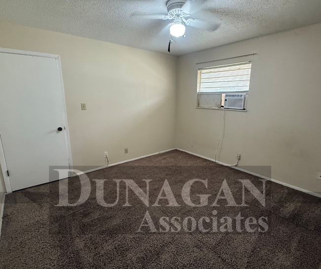 Building Photo - 2 bedroom 1 bath apartment