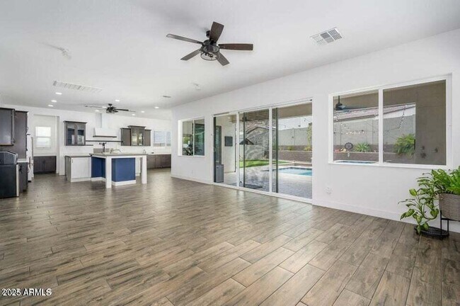 Building Photo - 1221 E Paseo Way