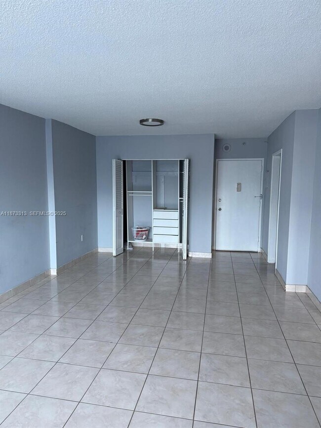 Building Photo - 400 Kings Point Dr