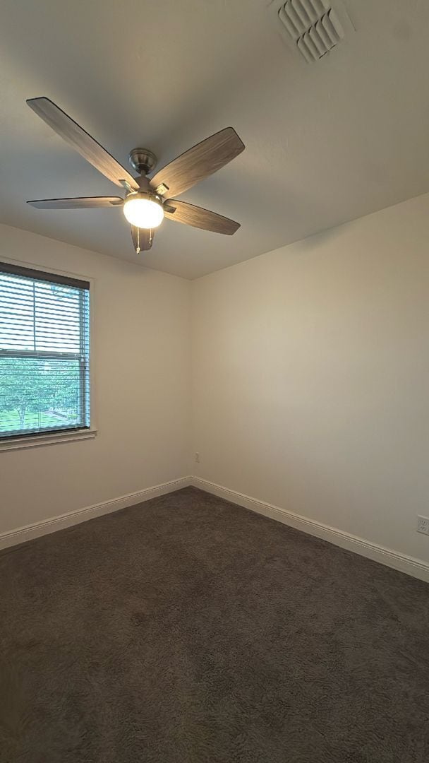 Building Photo - Eagle Creek three bedroom, 2 and half bath...