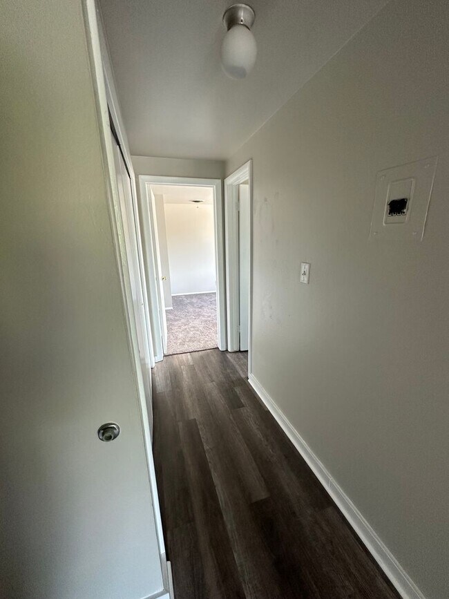 Building Photo - Updated 1 bedroom/1 bath in Edgewater! 1st floor Unit! Secure Building- Off Street Parking