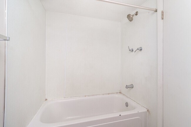 Building Photo - Spacious 5bed|2bath Home w/ Large Backyard & Garage