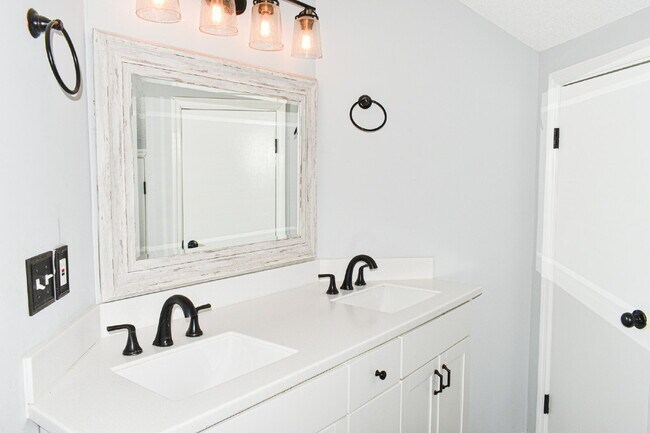 Building Photo - Beautiful two, bedroom two bath Condo in Little River