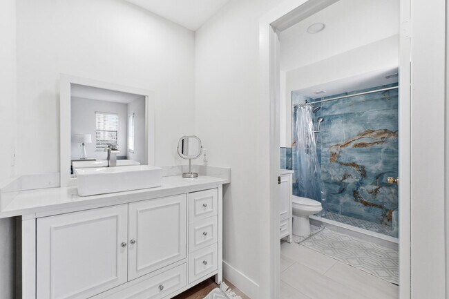 Building Photo - 608 Northshore Dr