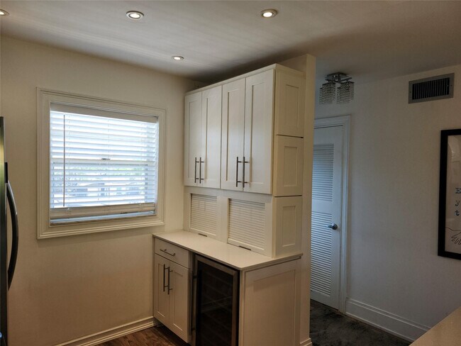 Building Photo - 301 Cambridge Rd