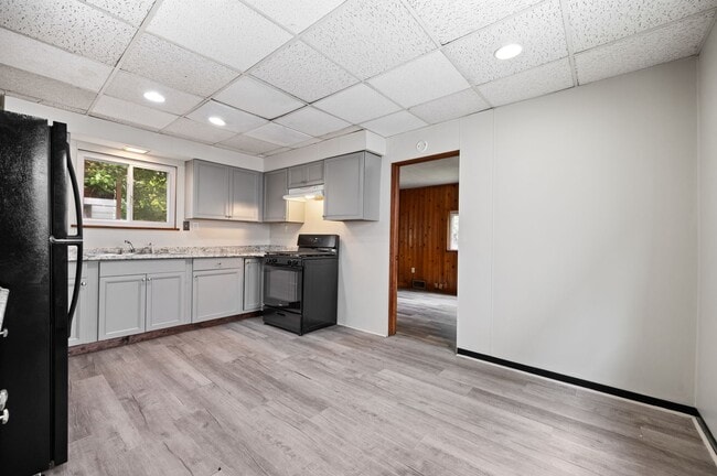 Building Photo - Stunning 4 bedroom home in Ambridge availa...