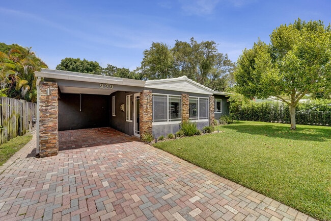 Building Photo - 929 SW 18th Ct