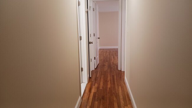 Building Photo - 27 Park Avenue Ct