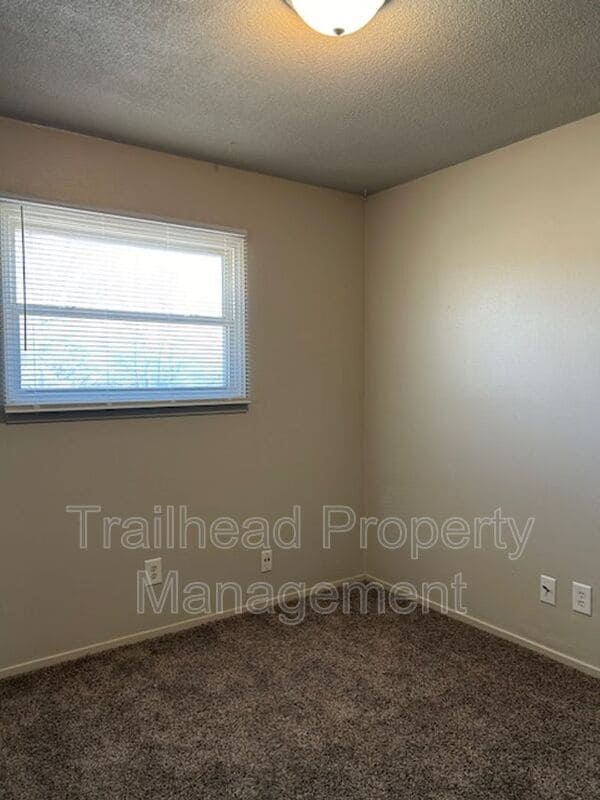 Building Photo - 3327 S Oxford Ave