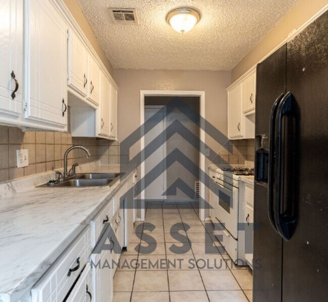 Building Photo - Spacious 5-Bedroom Home Near Tinker AFB and Local Parks